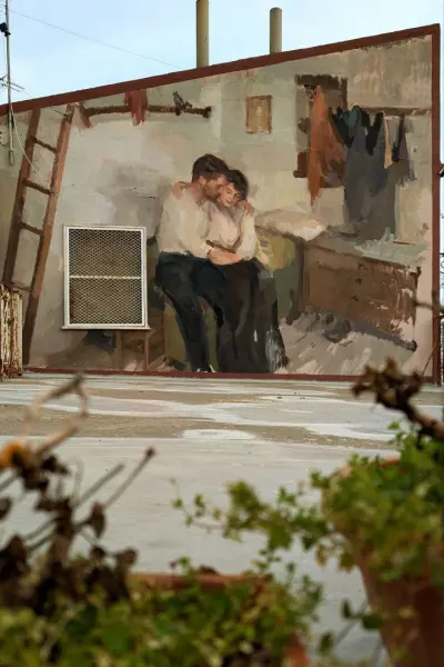 Murales nel borgo di Stigliano riguardo l'Amore Dipinto di persone abbracciate