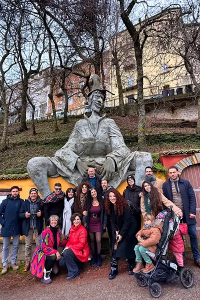 Gruppo davanti ai boschi di Mandarra Foto Community a Mandarra