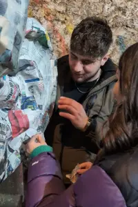 La felicità nell'arte di Stigliano Persone osservano l'arte di Stigliano