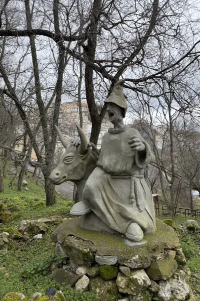 Scultura nel borgo di Stigliano Scultura tipica al borgo di Stigliano